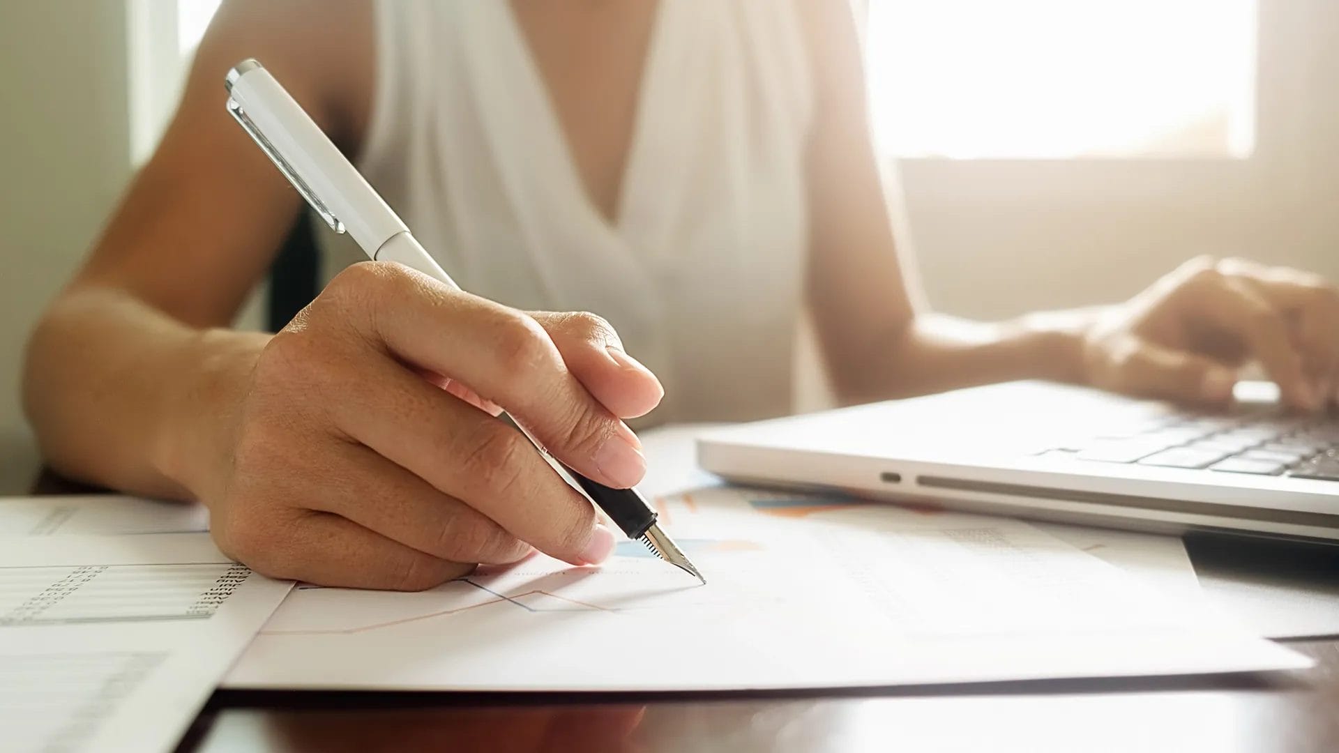 Что записать в блокнот. Увлечение писательством. Человек с блокнотом в руках. Женщина заполняет журнал. Пишу со страницы.